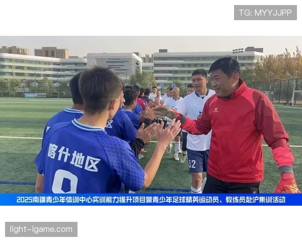 足球外教倾囊相授：战术创新与青训心得助力球队稳步提升竞争力