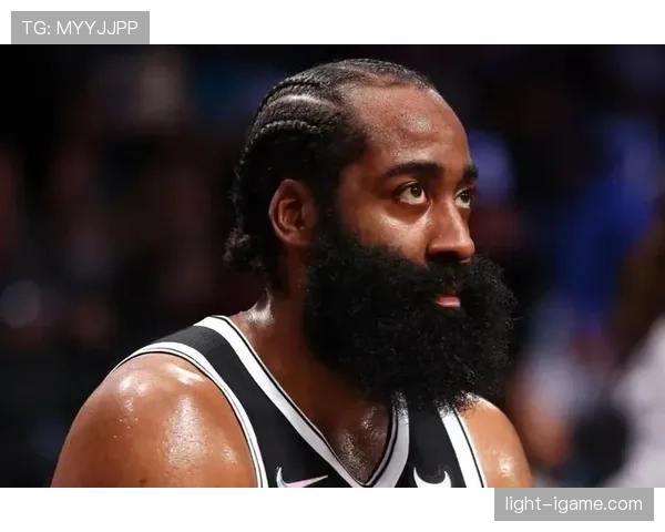 看到詹姆斯·哈登下飞机穿睡衣，随手掏出豪车钥匙，突然意识到自己还在刷信用卡账单